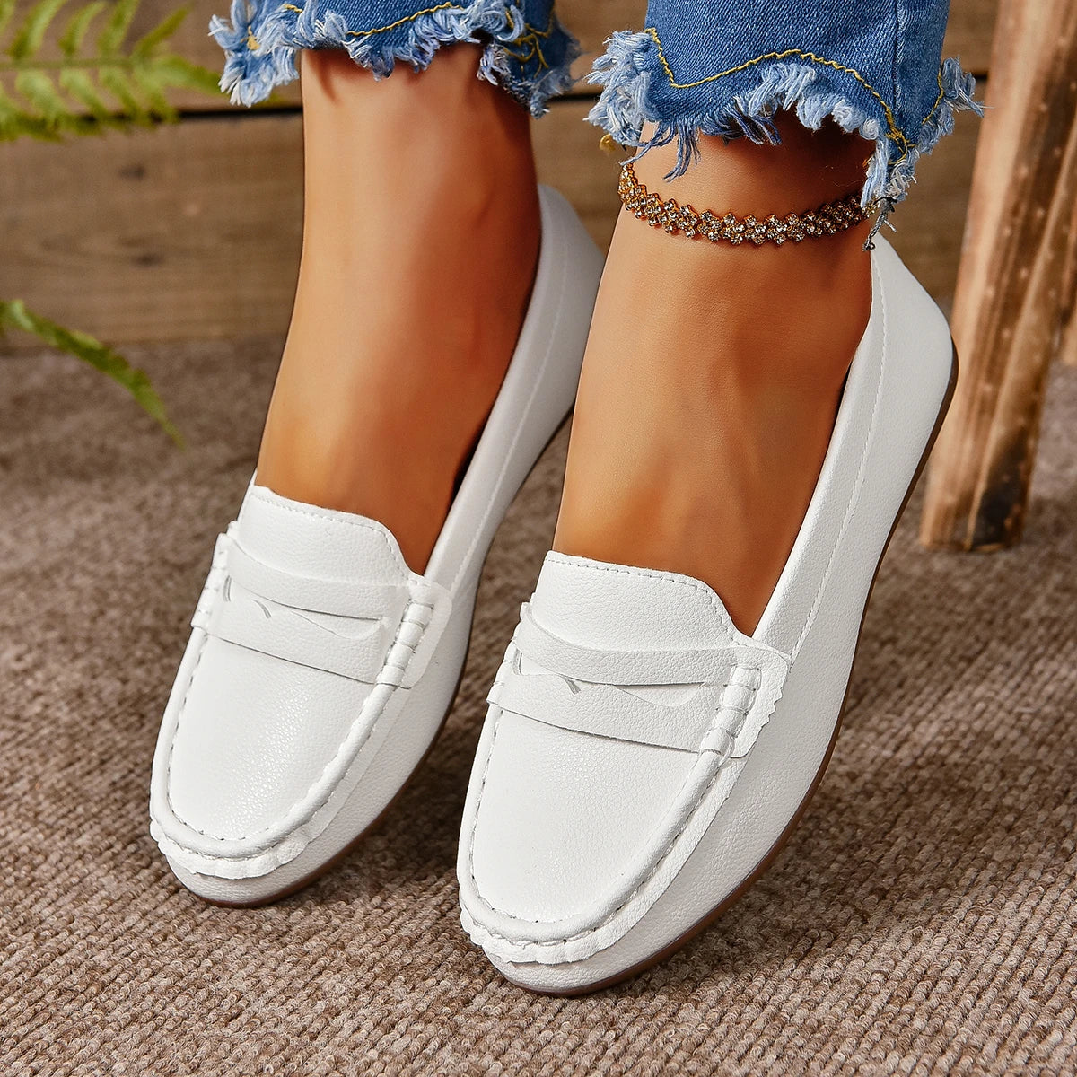 WHITE / 11